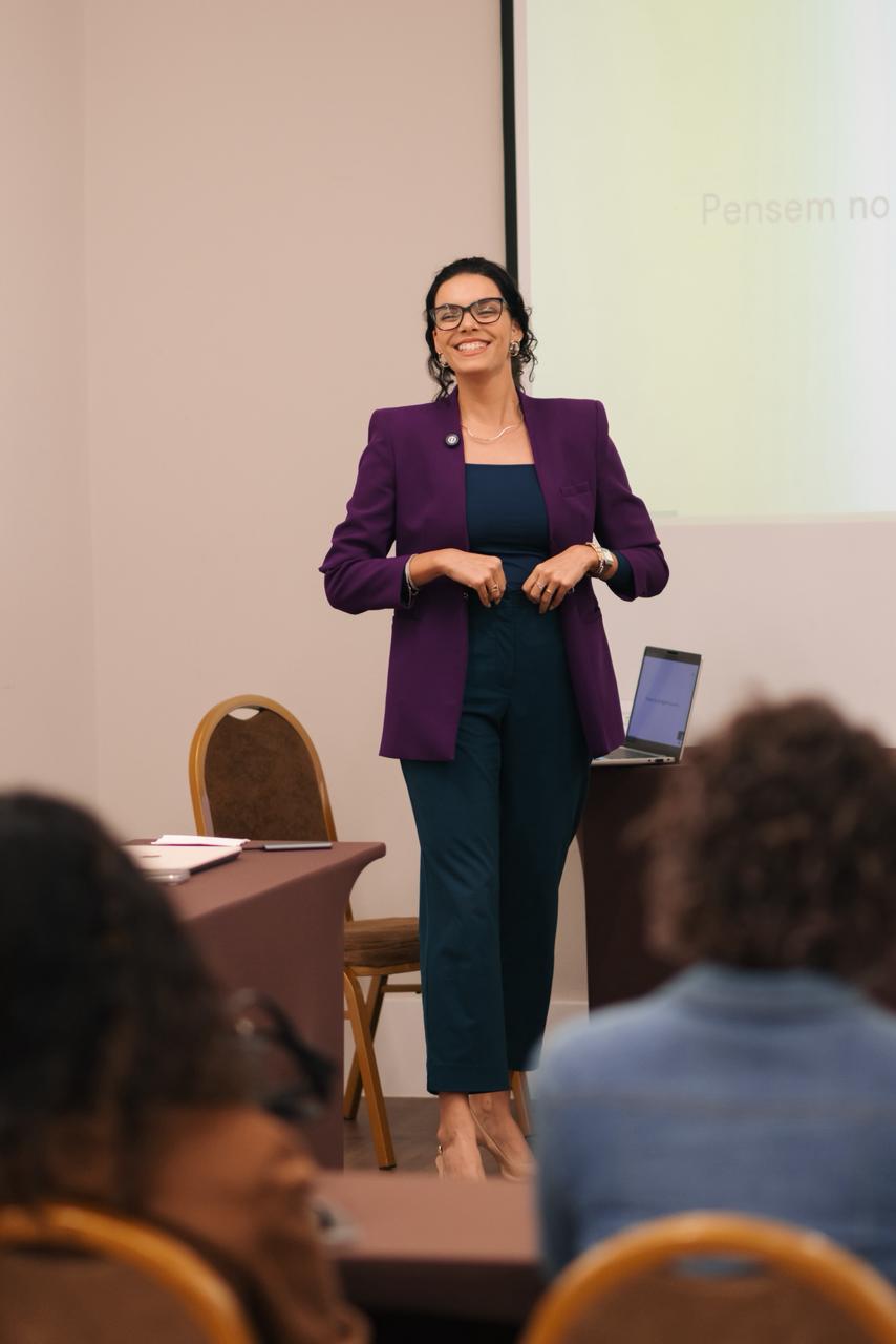 Heloísa Nanzer palestrando para empresas