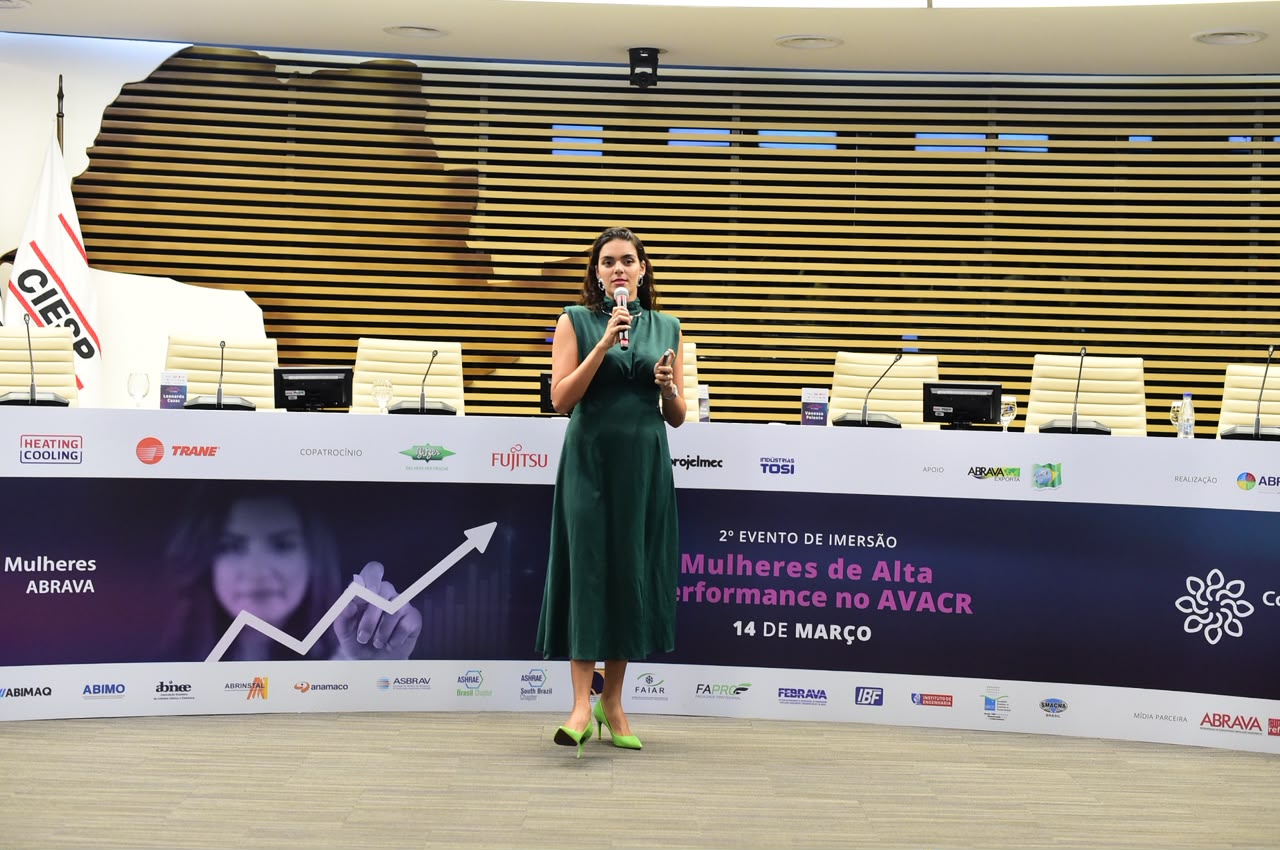 Heloísa Nanzer palestrando, estrategista de imagem